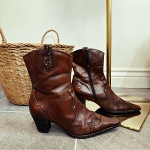 ✨ VINTAGE cowboy boots